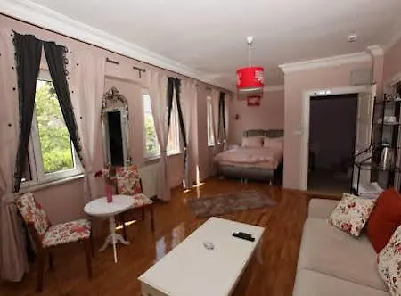 לינה וארוחת בוקר Yesim Suites 3*