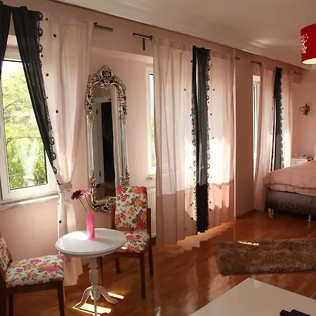 לינה וארוחת בוקר Yesim Suites